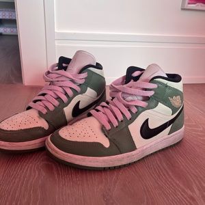 Air jordan 1 mid nike dutch green Womens 6.5
